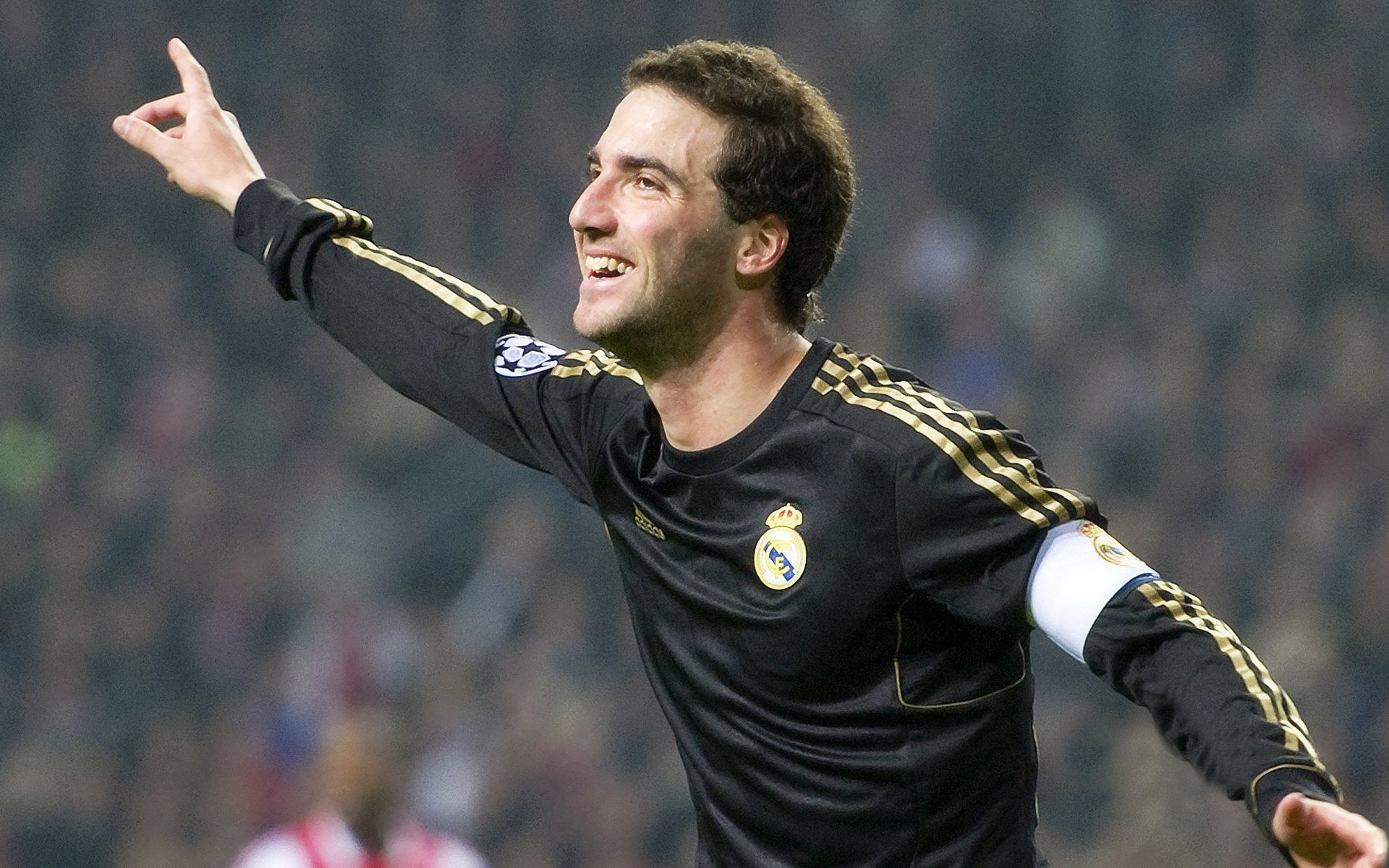 FB体育官网-街道轰鸣与星辰同辉，克莱·拉塞尔在F1新加坡夜赛的生涯封神之夜