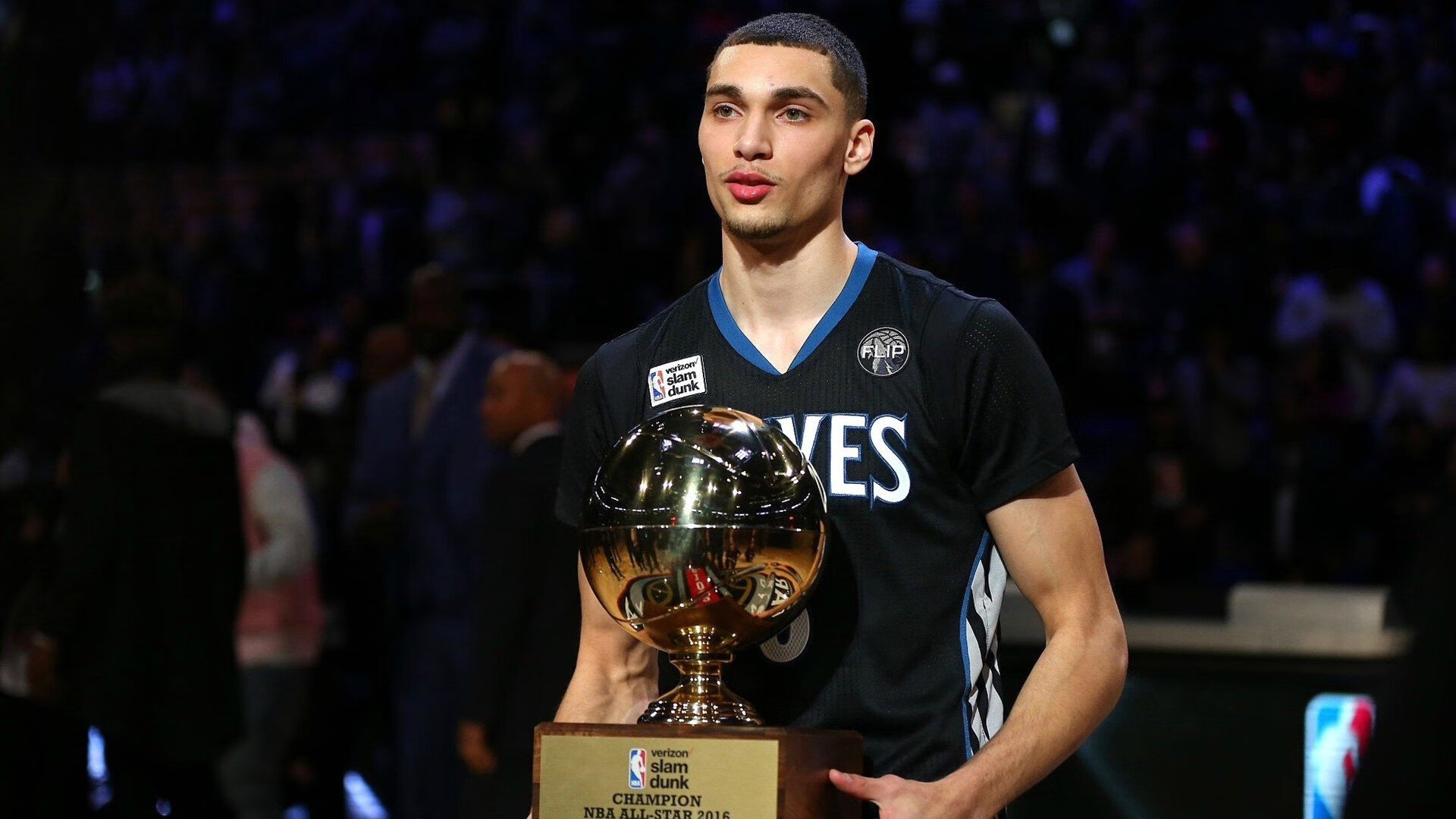 当雄鹿险胜国王的夜晚，欧文在另一片球场写下了不同的剧本