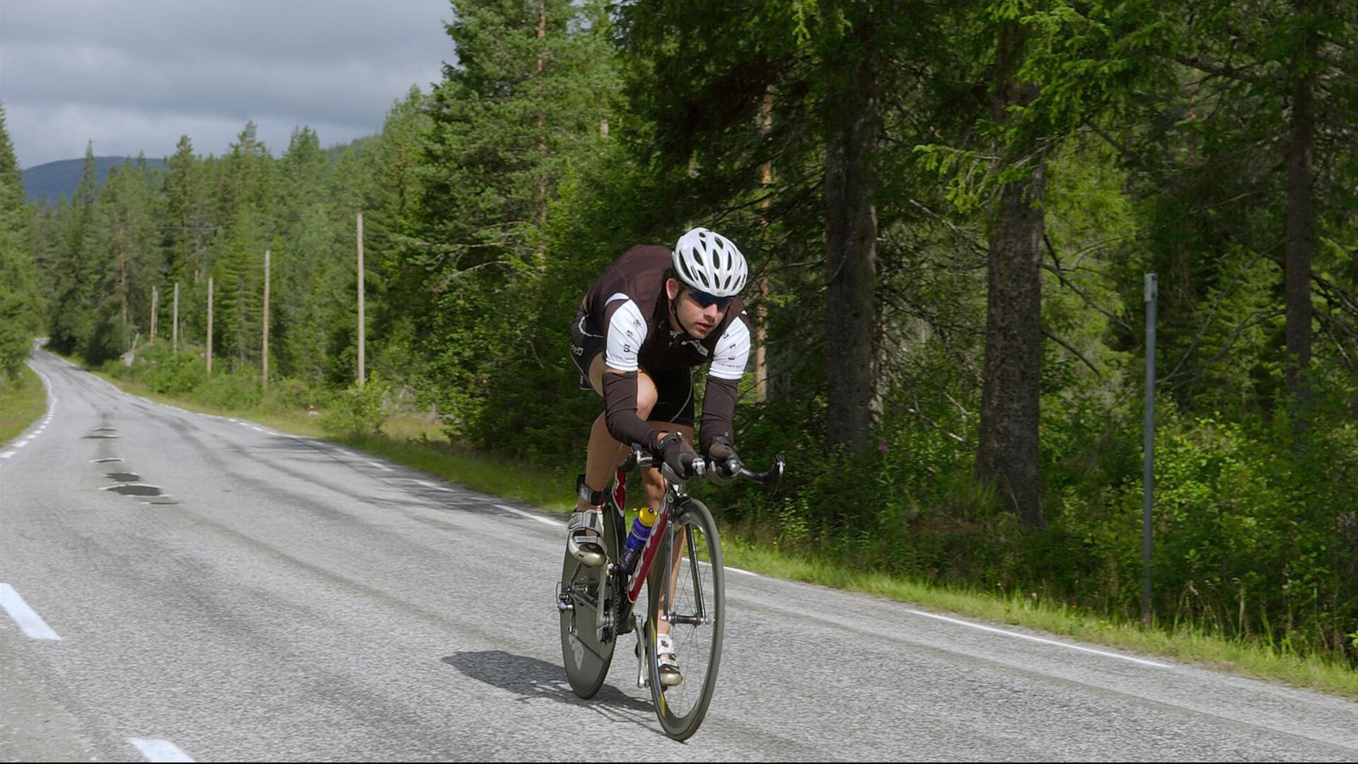 赛道上的宿命对决，塞恩斯率索伯鏖战雷诺，以策略与坚韧赢得关键胜利