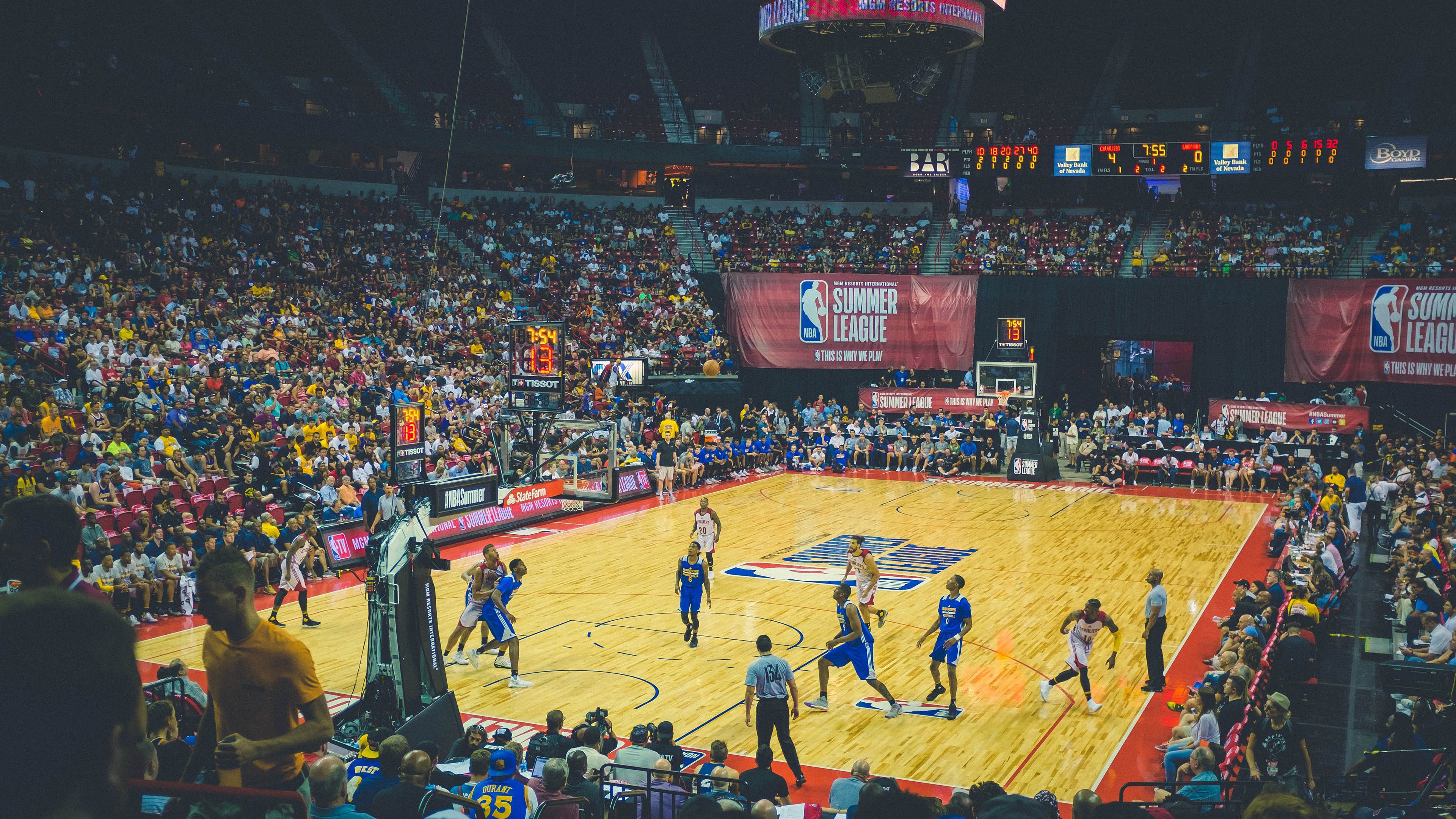 关键先生福克斯引领湖人狂胜活塞，战术变革初显成效